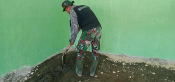  Garap Keramik SD Ngrancang IV, Satgas TMMD Bojonegoro Ratakan Adukan Semen